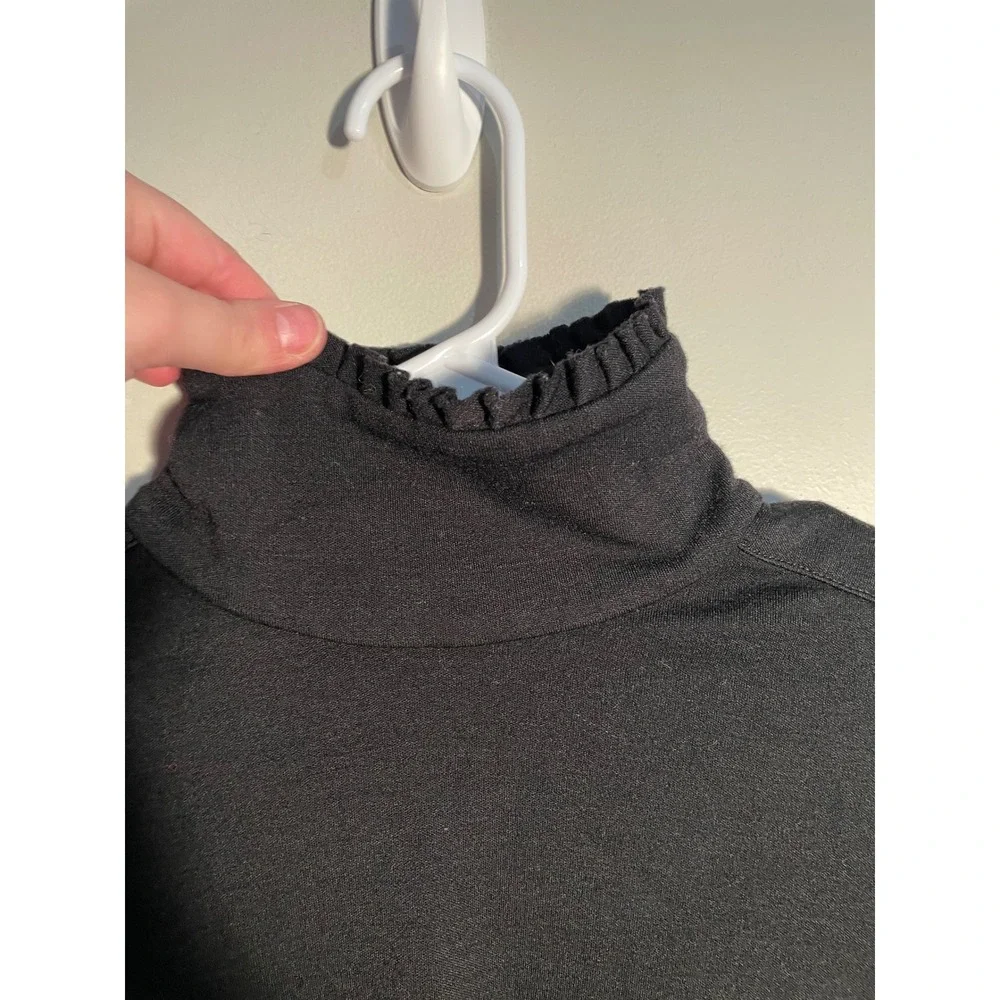 Diane von Furstenberg Black Wool Turtleneck‎ Ruffle Hem Top Size 10 Quiet Luxury